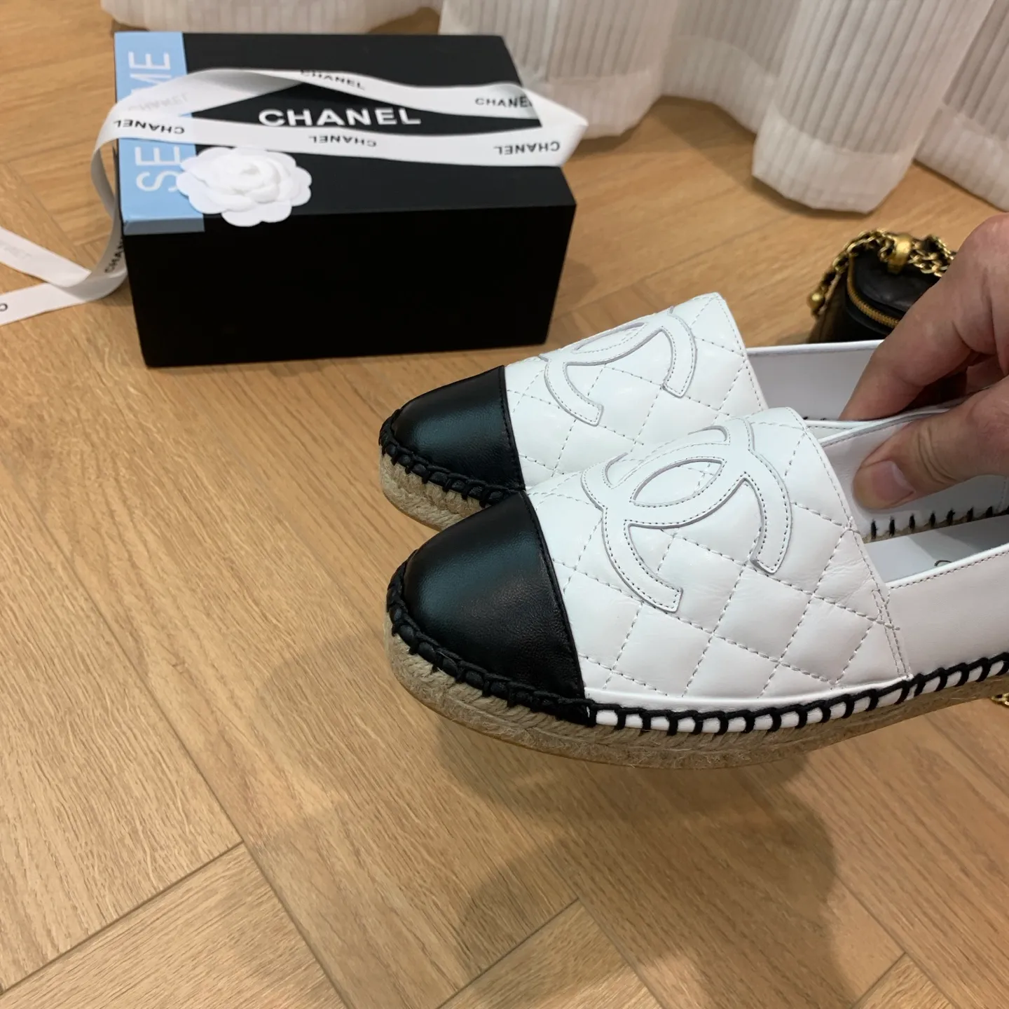 👟👟Ex-factory price 480👟👟 👑New colors are coming ✌️The new version of Chanel fisherman shoes is coming❗️Delivered in a complete set of top-notch packaging. The quality of my fisherman shoes has not been introduced much, everyone who has tried it knows it! The original customized upper, and my outsole is the original translucent outsole, the opaque outsole is the wrong version, full set of authentic packaging ❗️ size: 35-40, running price